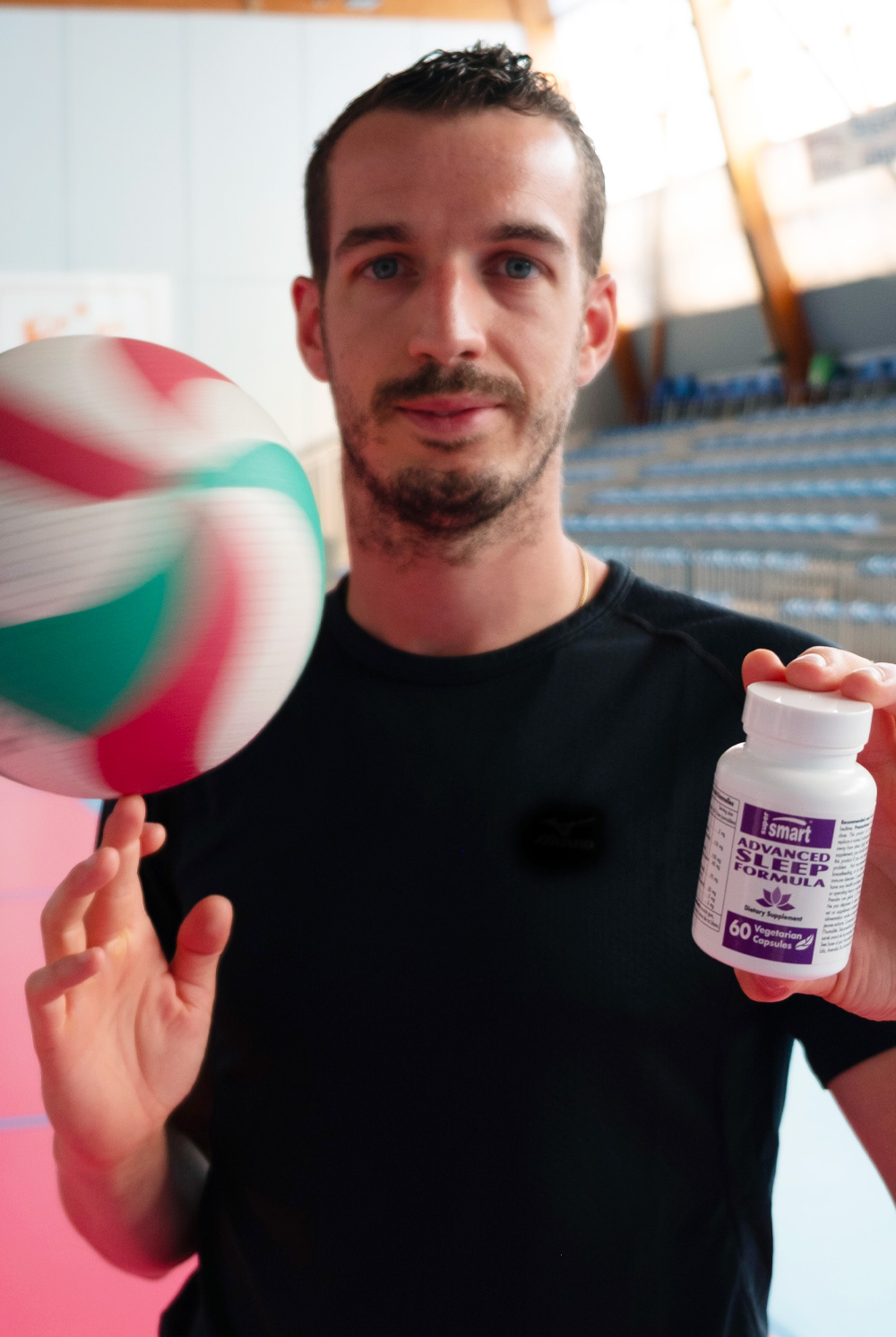 Benjamin Toniutti posant avec le complément Advanced Sleep Formula