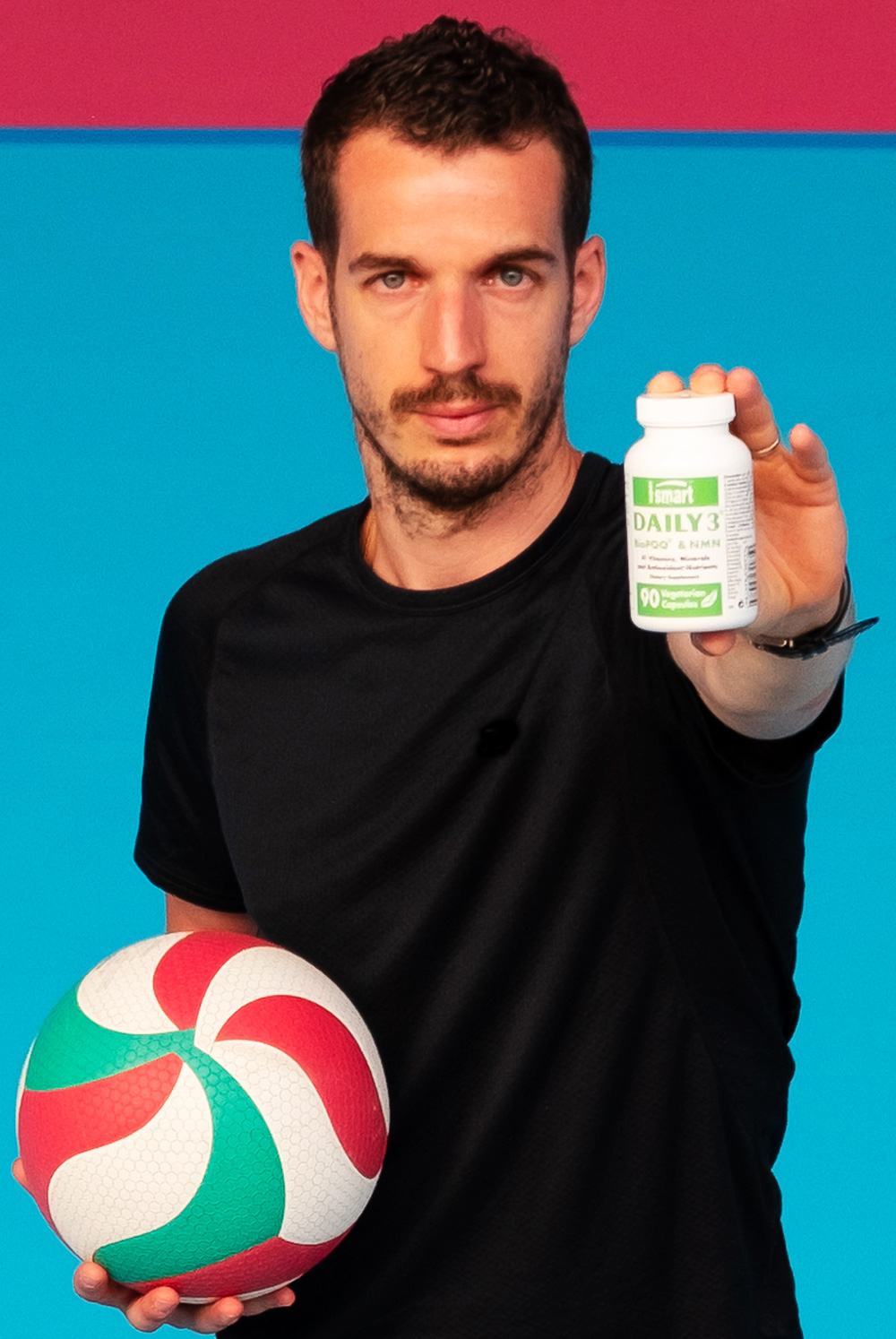Benjamin Toniutti posant avec le complément multivitaminé Daily 3®