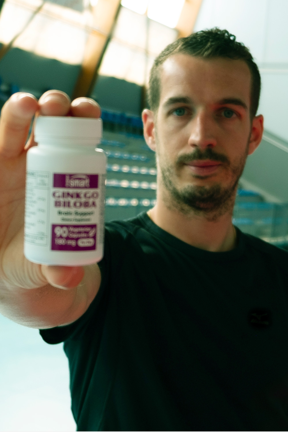 Benjamin Toniutti posant avec un extrait de Ginkgo biloba
