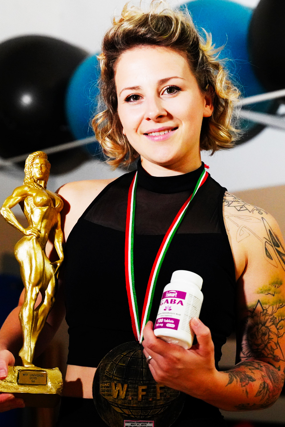 Justine Gayraud posant avec un complément alimentaire de GABA
